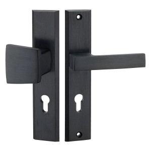 Czarne klamki do drzwi wewnętrznych, nowoczesny design.