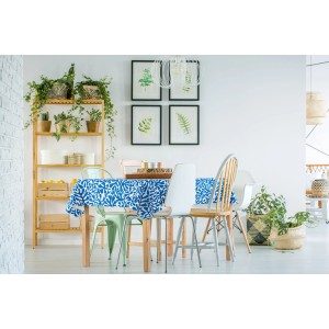 Stół jadalny z obrusem w niebiesko-białe wzory. Kategoria: Obrusy OBI.