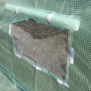 Zbliżenie okna na plandece szklarni t.b.t.