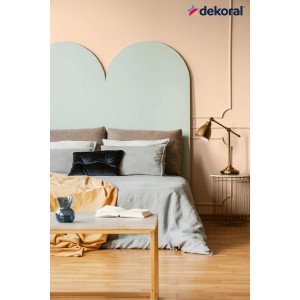 Sypialnia z farbami ściennymi w kolorze brzoskwiniowym i miętowym, pomalowana t.b.t.