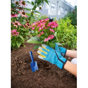 Niebieska rękawica dziecięca rozmiar 5 podczas sadzenia w ogrodzie z łopatką.