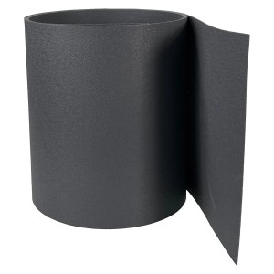 Szara mata ogrodzeniowa t.b.t. zwinięta, do montażu na ogrodzeniu.