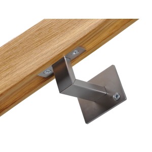 Zbliżenie wspornika ze stali nierdzewnej do drewnianej balustrady.