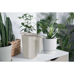 Beżowa konewka z uchwytem, odpowiednia do roślin doniczkowych.