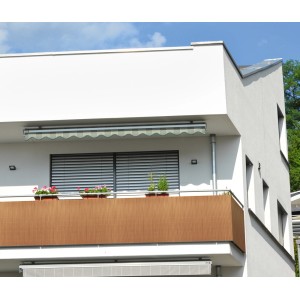 Osłona wiklinowa, 90x300 cm, zamontowana na balkonie.