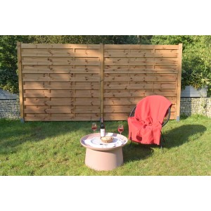 Drewniany płot w ogrodzie ze stołem, krzesłem i napojami dla relaksu.