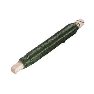 Zielony drut wiązałkowy, grubość 0,7 mm i długość 40 m, na drewnianej szpuli.