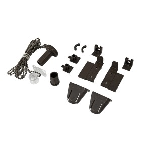 Zestaw akcesoriów do rolet, składający się z łańcuszka, wsporników i różnych drobnych części.