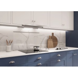 Szklany panel kuchenny t.b.t. zamontowany w nowoczesnej kuchni.