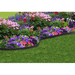 Czarna plastikowa obrzeże trawnikowe oddzielająca rabatę kwiatową od trawnika.