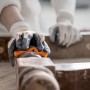 Blok ścierny z pianki Bosch Expert Combi podczas szlifowania drewnianych mebli.