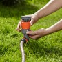 Zraszacz okrągły Gardena Comfort Vario na kolcu podłączany do węża ogrodowego.