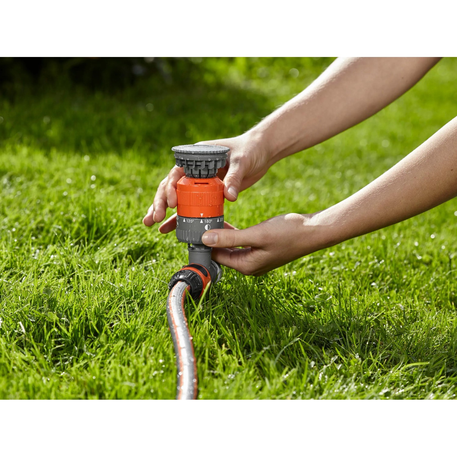 Zraszacz okrągły Gardena Comfort Vario na kolcu podłączany do węża ogrodowego.