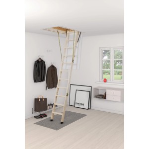 Rozkładana drewniana drabina strychowa w przestrzeni mieszkalnej. Schody wewnętrzne na poddasze.