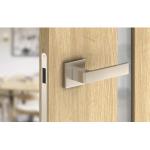 Nowoczesny, kwadratowy zestaw klamek do drzwi. Okucie do drzwi wewnętrznych.