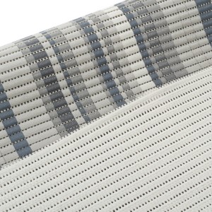 Zbliżenie szaro-białej szachownicy dywanika łazienkowego z antypoślizgowym spodem.