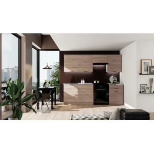 Nowoczesny zestaw mebli kuchennych w drewnianym stylu z czarnymi akcentami i stołem w jasnym pomieszczeniu.