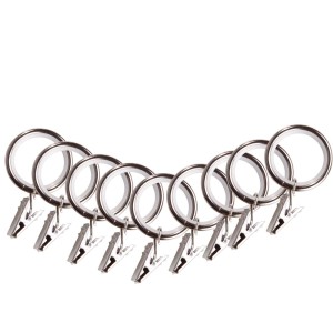 Srebrne kółka do karniszy z haczykami do plisowania zasłon i draperii.