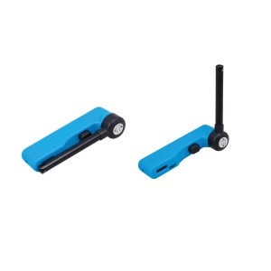 Niebieska zapalniczka t.b.t. w dwóch pozycjach.