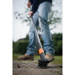 Modułowe narzędzie do czyszczenia kostki brukowej ze szczotką.