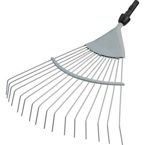 Metalowe grabie do liści do prac ogrodowych i porządków na zewnątrz.