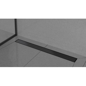 Czarny odpływ liniowy t.b.t. w nowoczesnej łazience z szarymi płytkami.