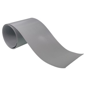 Szara mata ogrodzeniowa t.b.t. w rolce, z żebrowaną powierzchnią.