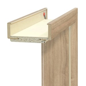 Zbliżenie na ościeżnicę drzwiową (t.b.t.) w drewnopodobnym wykończeniu. Kategoria: Ościeżnice drzwiowe.