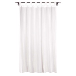 Biała, przezroczysta zasłona z pętelkami zawieszona na karniszu.