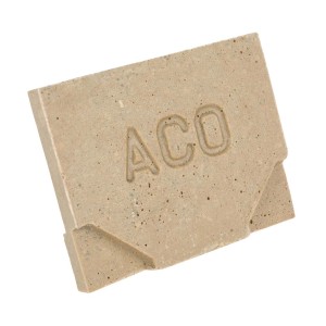 Pokrywa kanału odwadniającego ACO wykonana z betonu. Widok szczegółowy.