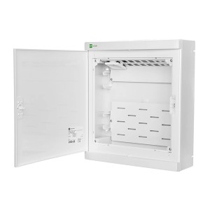 Otwarta, biała natynkowa skrzynka rozdzielcza t.b.t. do instalacji elektrycznych.