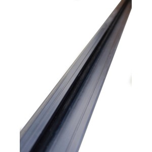 Zbliżenie czarnej uszczelki do drzwi zewnętrznych.