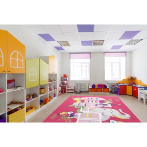 Różowy dywan z motywem gry w klasy do pokoju dziecięcego. Dywan z długim włosiem.