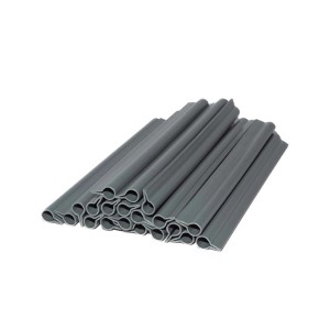 Szare t.b.t. maty na ogrodzenie zapewniające prywatność w ogrodzie.