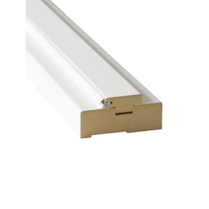 Zbliżenie białej ościeżnicy drzwiowej (t.b.t.) do drzwi wewnętrznych.