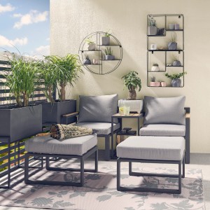 Szara donica z podstawką (69 cm) na tarasie z meblami wypoczynkowymi i dekoracjami.