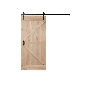 Drewniane drzwi przesuwne z czarną szyną. Drzwi w stylu rustykalnym do wnętrz.