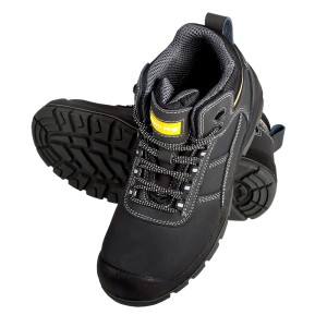 Czarne buty robocze t.b.t. ze sznurowaniem i profilowaną podeszwą.