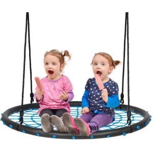 Dwoje dzieci z lodami na okrągłej huśtawce.