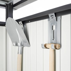 Wnętrze domku narzędziowego Biohort HighLine: Łopata i młotek na uchwytach.