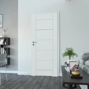 Białe drzwi wewnętrzne z pięcioma poziomymi panelami i srebrną klamką w nowoczesnym salonie.