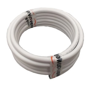 Biała rura grzewcza t.b.t. w rolce do instalacji grzewczych.