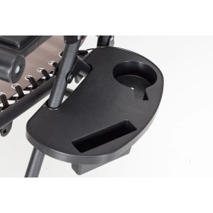 Czarny stolik do krzesła ogrodowego z uchwytem na napoje i schowkiem.