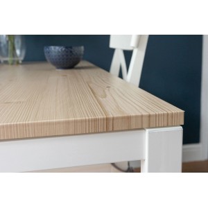 Stół z folią imitującą drewno. Folia samoprzylepna na meble.