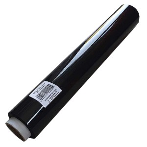 Rolka czarnej folii stretch do zabezpieczania podczas malowania.