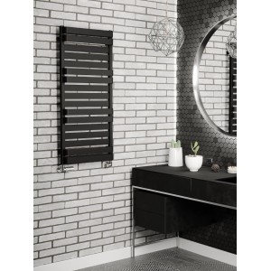 Czarny grzejnik t.b.t. w nowoczesnej łazience z umywalką i lustrem.