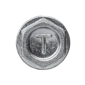 Zbliżenie srebrnej śruby do blachy z wytłoczonym "T".
