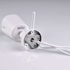 Biała kamera bezpieczeństwa z anteną i podstawą montażową do ściany lub sufitu.