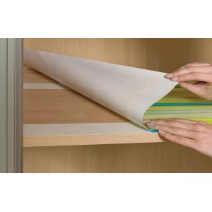 Nakładanie dwustronnej taśmy klejącej Tesa (10 m x 50 mm) na półkę.