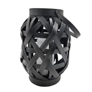 Czarny lampion solarny z plecionym wzorem i uchwytem.